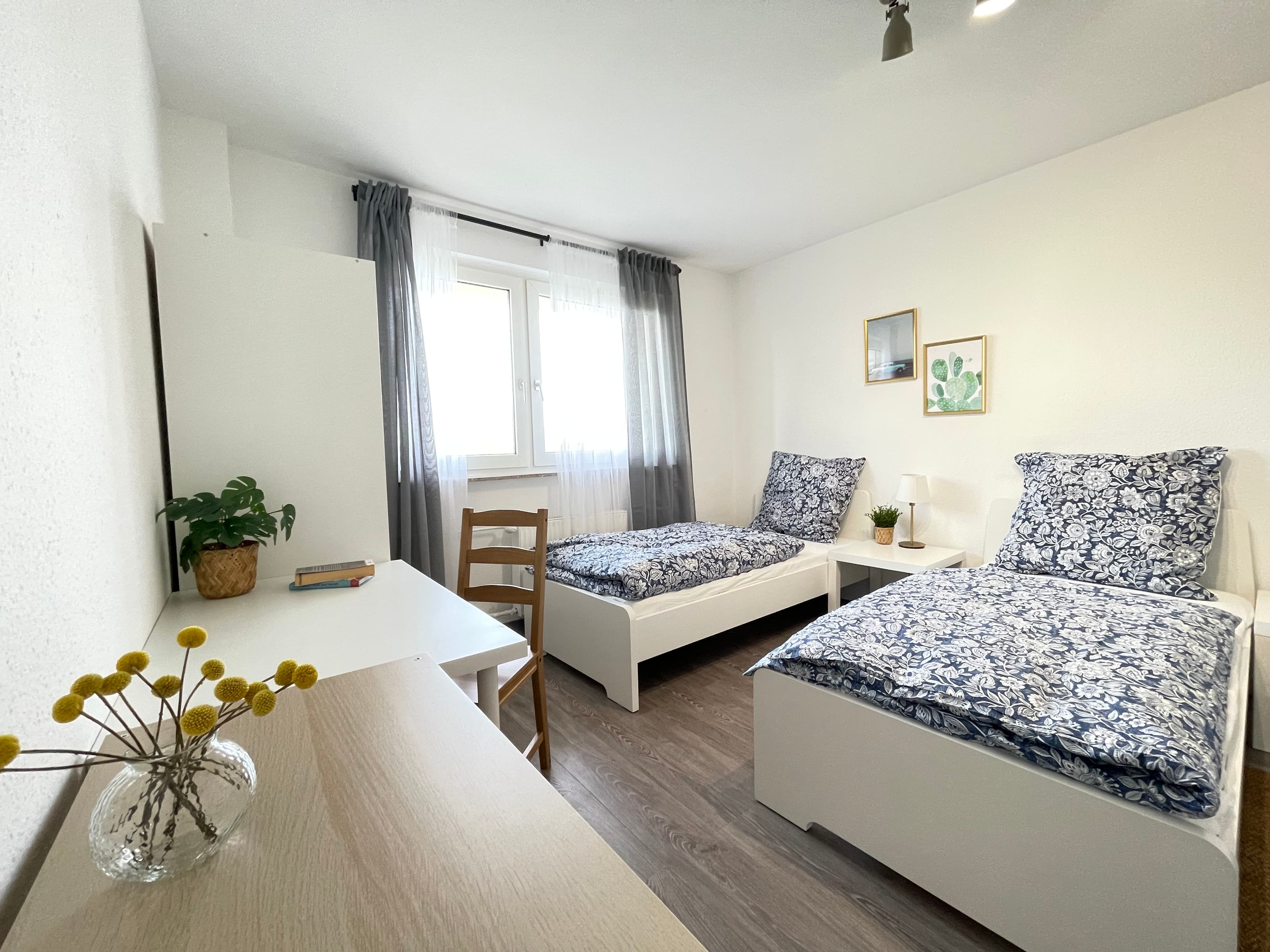 Helles Schlafzimmer mit blauer Bettwäsche